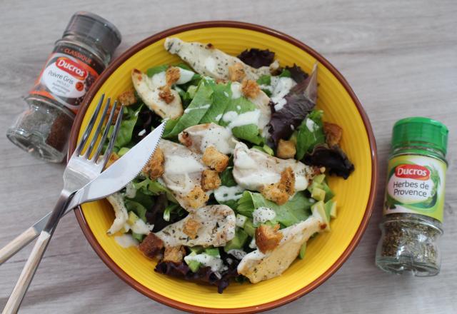 Salade poulet avocat et croûtons & herbes de Provence