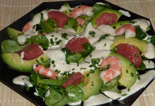 Petite salade de mâche aux crevettes, avocat et pamplemousse