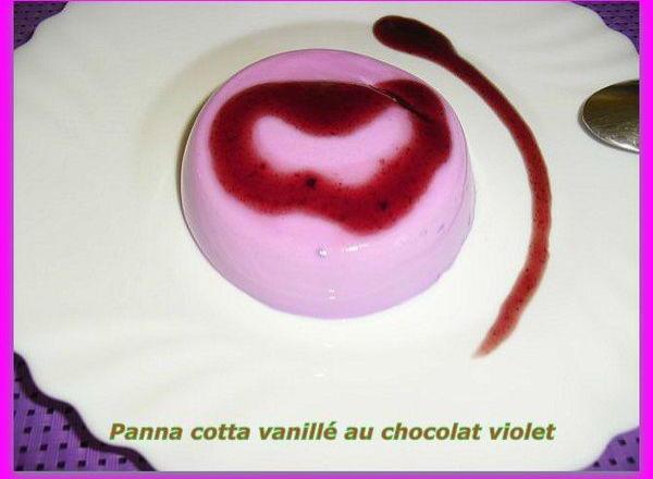 Panna cotta vanillé au chocolat violet  et son coulis de myrtille