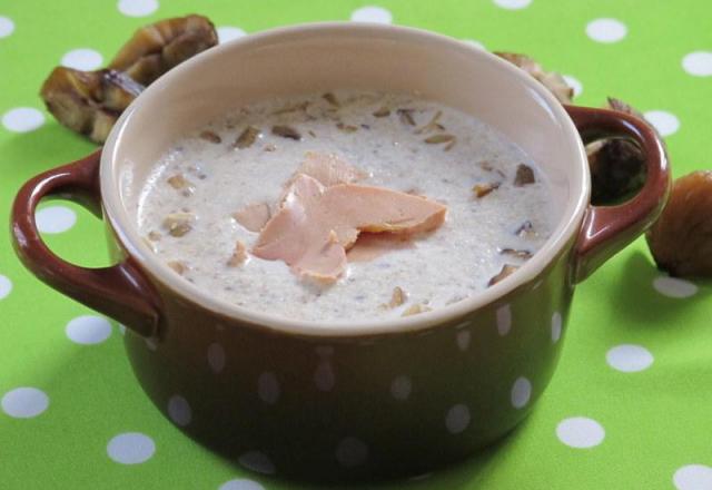 Velouté aux châtaignes et à l'ail et ses pétales de foie gras