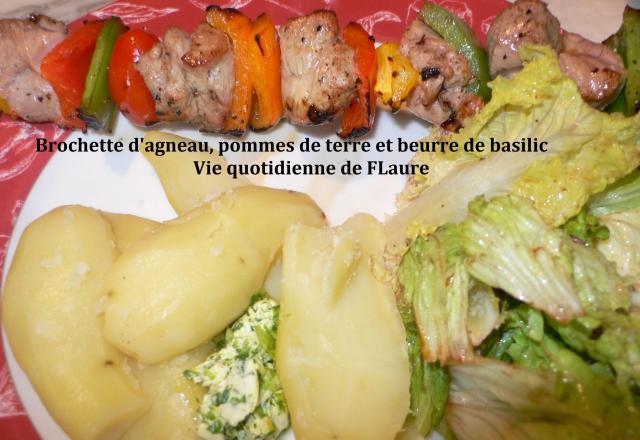 Brochettes d'agneau, pommes de terre et beurre de basilic