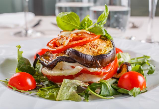 Aubergine en millefeuille à la mozzarella aux tomates et à l'origan