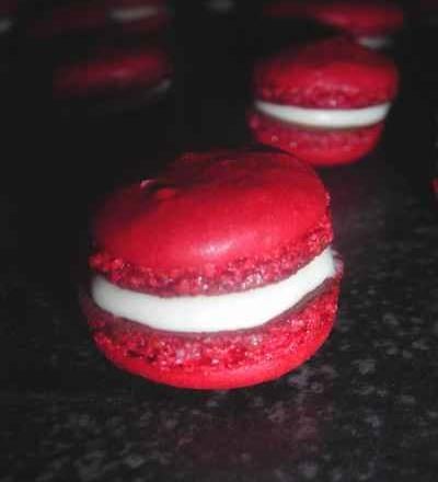 Macarons rouge ganache chantilly chocolat blanc