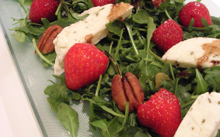 Salade gourmande à la roquette, aux fraises, à la mozzarella et aux noix de pécan