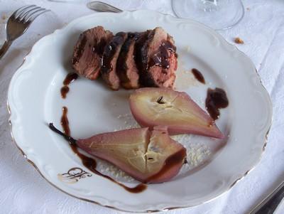 Magret et poire pochés au vin