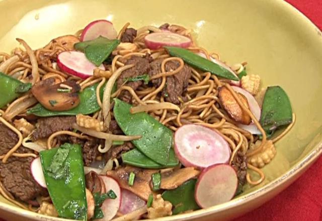 Nouilles sautées, légumes et bœuf caramélisé