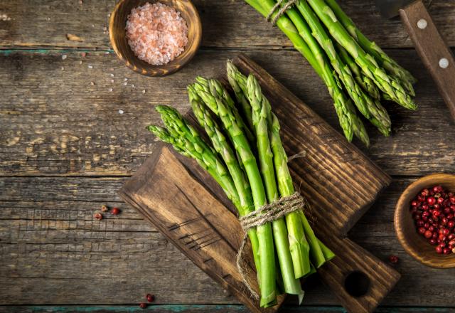 Faut-il éplucher les asperges vertes ? Julie Andrieu partage son astuce pour savoir si vous devez le faire