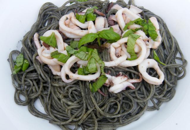 Spaghettis et seiche à l'encre de seiche