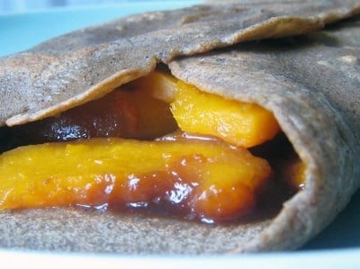 Crêpes de sarrasin à la courge butternut et au caramel de miso blanc