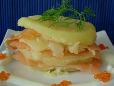 Mille-feuille de pomme de terre au saumon fumé