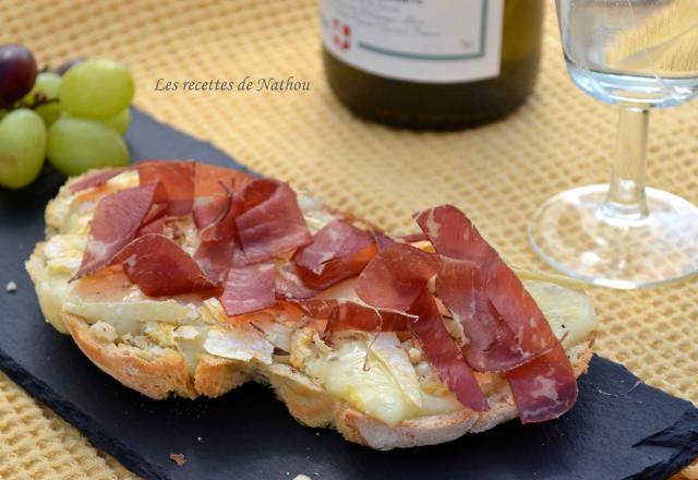 Bruschetta au Reblochon, huile citronnée, noix et jambon