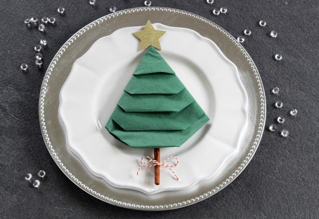 Comment faire un pliage de serviettes en forme de sapin de Noël ?