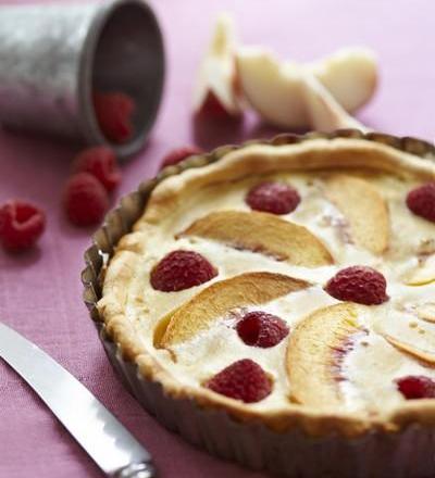 Tarte sablée aux pêches et framboises