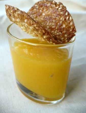 Crème de mangue et sa tuile de sésame à l'orange