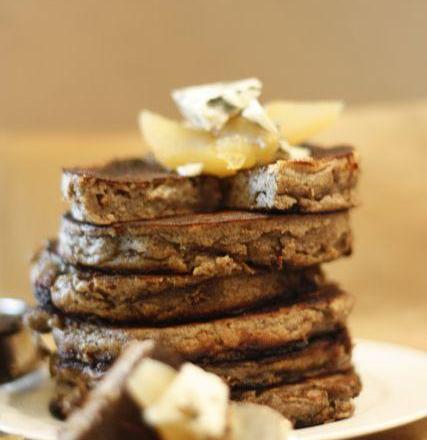 Blinis de sarrasin et Fourme d'Ambert, et poires pochées