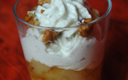 Verrine de compotée de poires, mousse de roquefort aux noix