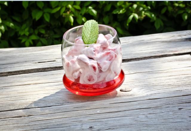 Coupe de fraises à la mousse légère