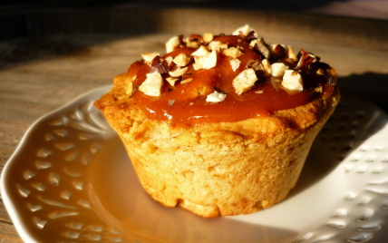 Cupcakes poires cannelle, glaçage caramel et éclats de noisettes