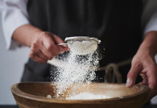 Tamiser la farine : est-ce vraiment important de respecter cette étape quand on cuisine ?