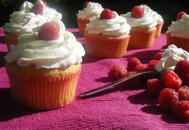 Cupcake framboise et crème fouettée