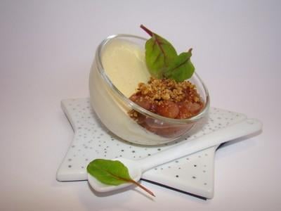 Panna cotta au foie gras, compotée de poire et figue au porto rouge, emietté de crumble au pain d'épices