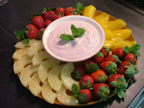 Fruits frais et dip à la framboise