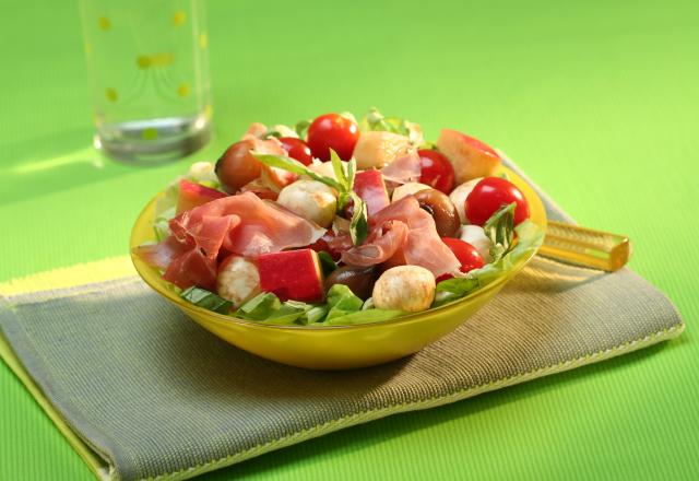 Salade de mozzarella, tomates et pommes fruits