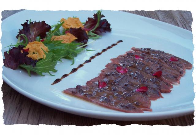 Carpaccio de magret de canard à la moutarde au moût de raisin