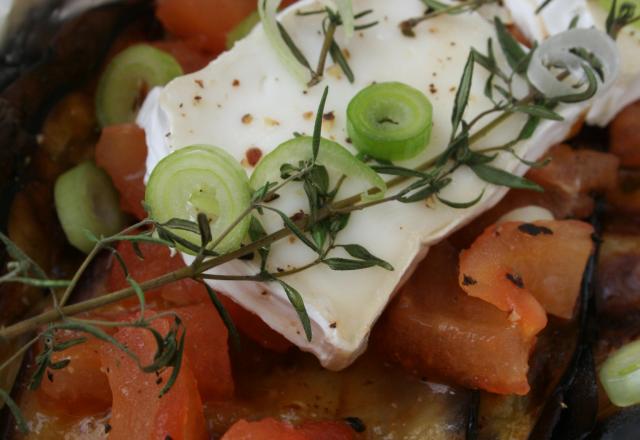 Papillotte d'aubergine, tomate, chèvre, miel et thym