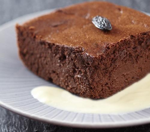 Gâteau au chocolat, crème anglaise à la fève Tonka