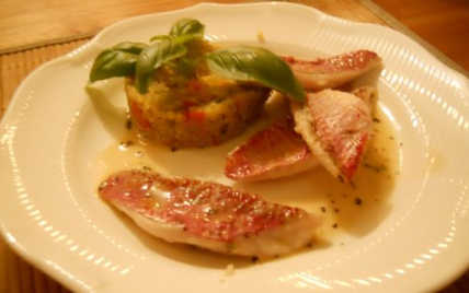 Filets de rouget poêlés, quinoa aux poivrons et pesto, jus de volaille au basilic