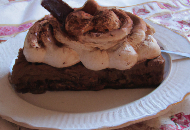 Gâteau chocolat marron sur un lit de crème anglaise