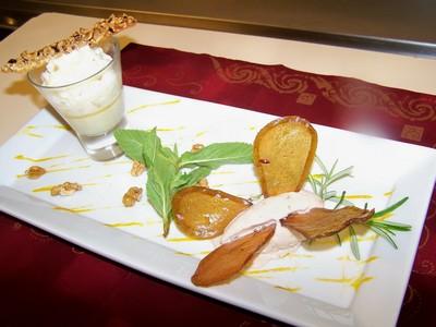 Crème brûlée au Roquefort, mousseux de poires, comme un papillon, la glace noisette et croustilles de poires