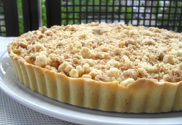 Tarte à la rhubarbe, à la crème anglaise et au crumble