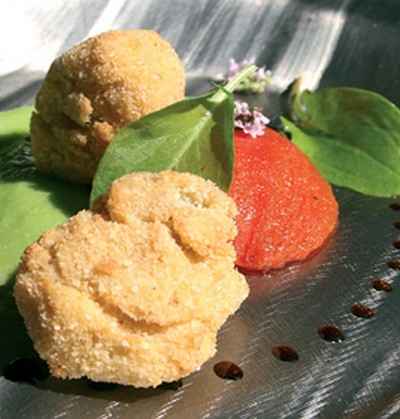 Huîtres d'Arcachon Cap-Ferret panées aux noix du Périgord, crème purée de petits pois à l'estragon et tomates Raf cuisinées