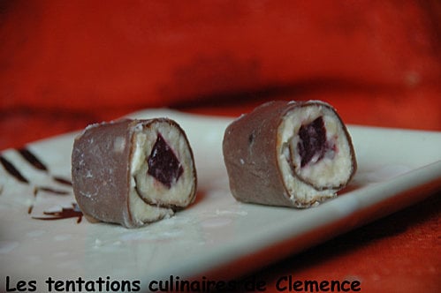 Makis cacaotés à la mousse de lemon curd, gelée de cassis