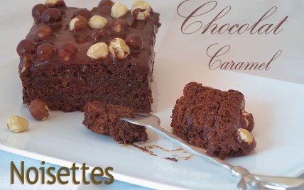 Gâteau choco-caramel au beure salé nappé lait et noisettes