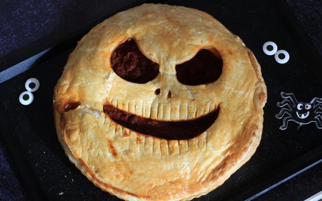 Un plat salé pour Halloween ? Testez cette recette de tourte délicieusement effrayante !