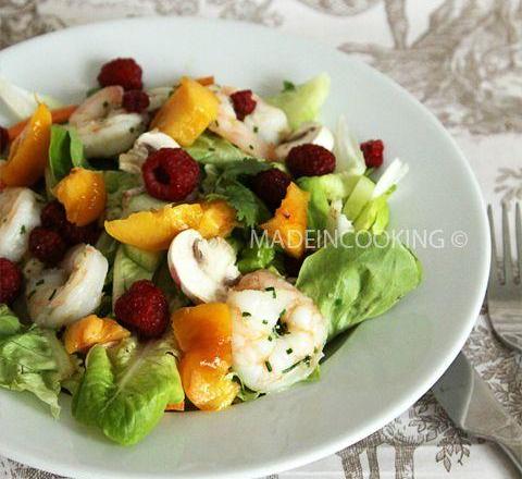 Salade de crevettes, framboises et nectarine