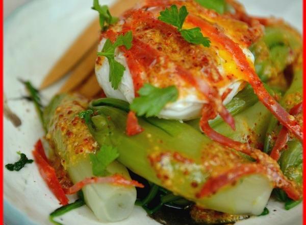 Salade tiède de chicorée Catalogne, œuf poché au piment d'Espelette et chorizo