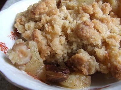 Crumble aux pommes, raisins et noisettes