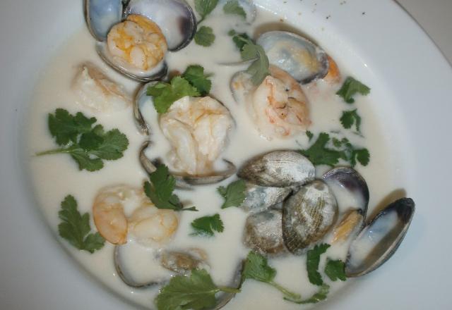 Soupe thaï lait de coco, crevettes et palourdes