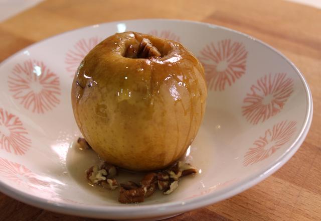 Pommes au four farcies de noix de pécan et de miel