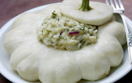 Risotto à la crème de pâtisson, oignons rouges et courgettes