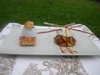 Pommes caramelisées vanille bourbon, mousse de faisselle miel vanille, minis financiers au pain d'epice, caramel à la fleur de sel