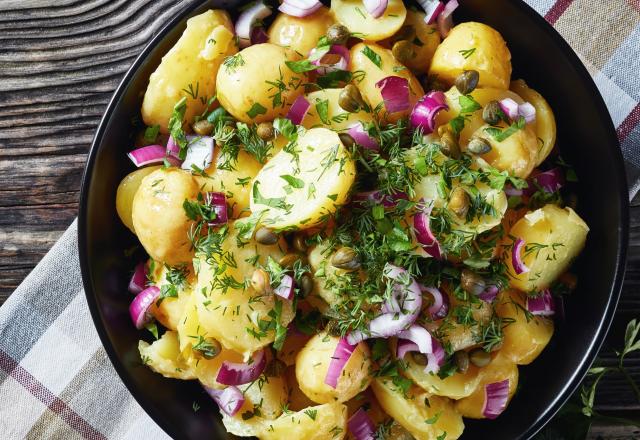 Salade de pommes de terre primeur aux oignons rouges, câpres et herbes fraîches