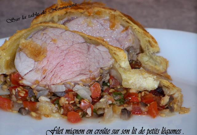 Filet mignon en croûte sur son lit de petits légumes