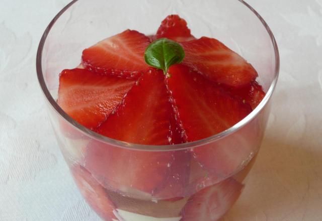 Panna cotta à la purée de fraises et citron vert, gelée de basilic