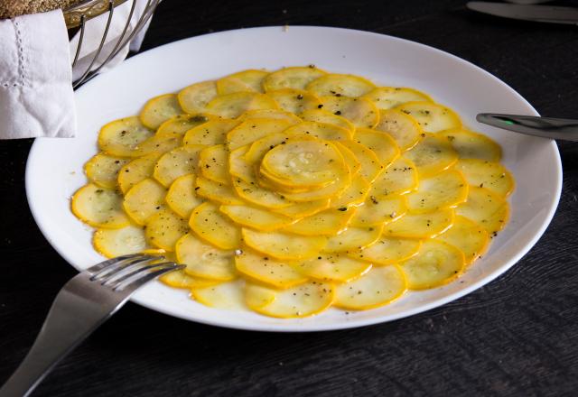 Un délicieux carpaccio de courgettes aux anchois  : la cheffe Amandine Chaignot partage sa “ recette super simple mais qui fait toujours son effet !”