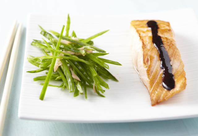 Dos de saumon laqué au miel de soja et pois gourmands croquants au gingembre